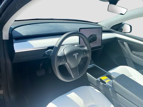 Used 2024 Tesla Model Y Long Range RWD image 9