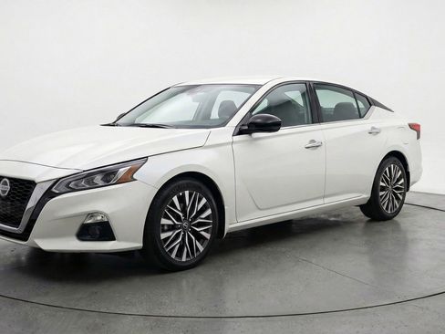 Used 2025 Nissan Altima 2.5 SV FWD image 3