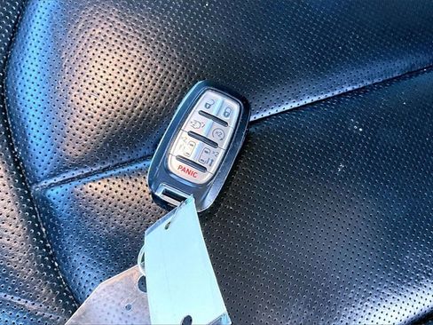 Used 2020 Chrysler Pacifica Limited image 9