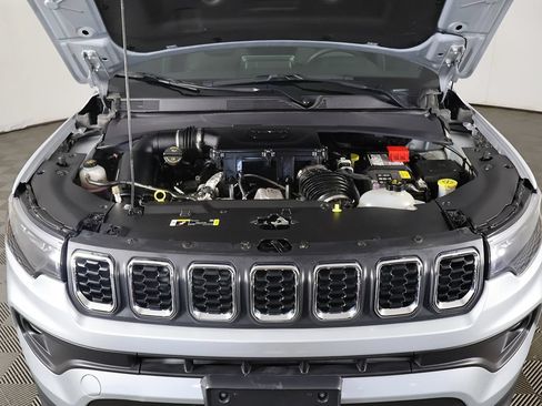 Used 2025 Jeep Compass Latitude AWD/4WD image 18