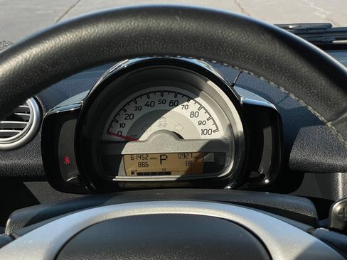 Used 2013 smart fortwo passion RWD image 12