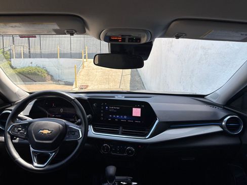 Used 2025 Chevrolet Trax LT w/ LT Convenience Package FWD image 32