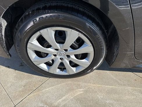 Used 2021 Toyota Corolla LE image 9