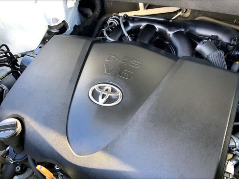 Used 2018 Toyota Highlander SE image 30
