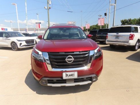 Used 2023 Nissan Pathfinder Platinum FWD image 4