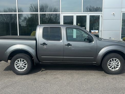 Used 2016 Nissan Frontier SV image 3
