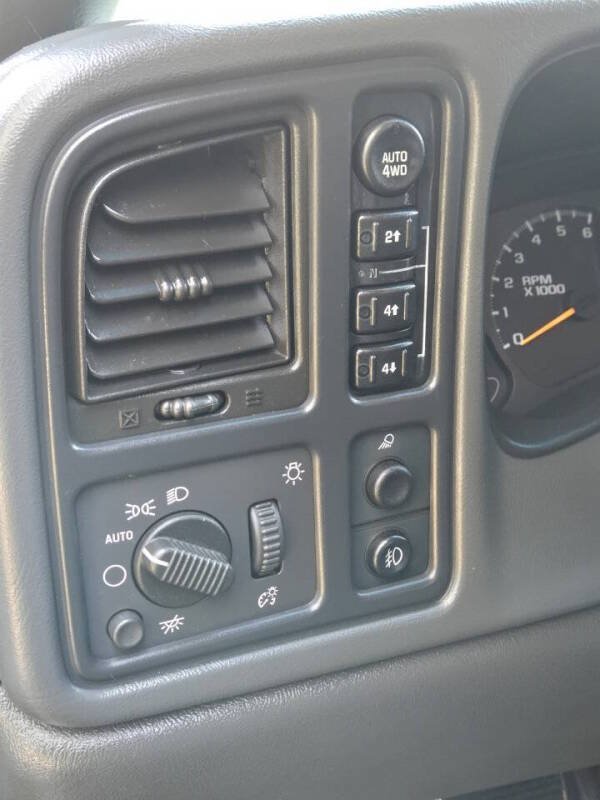Used 2004 Chevrolet Avalanche Z71 w/ Sun And Sound Package AWD/4WD image 18