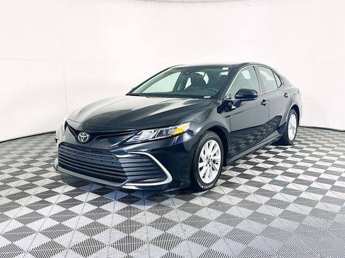 Used 2022 Toyota Camry LE FWD image 7