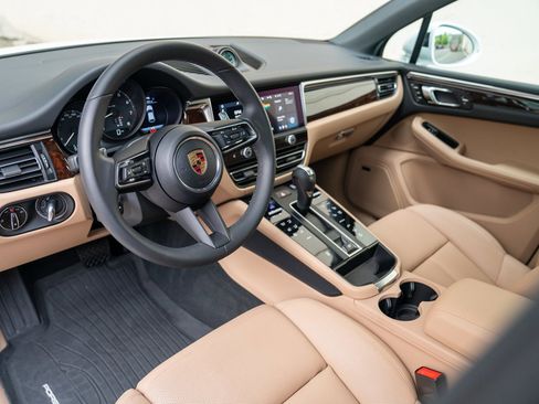 Used 2025 Porsche Macan image 4