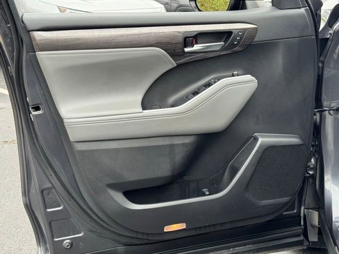 Used 2021 Toyota Highlander Platinum image 28