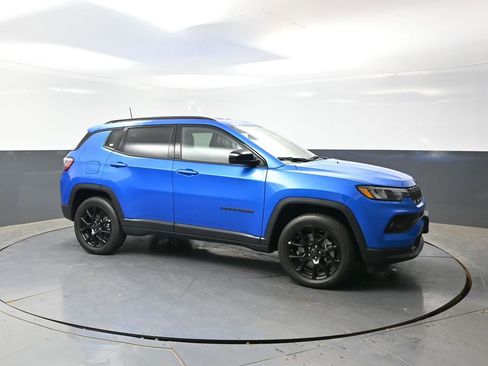 Used 2025 Jeep Compass Latitude w/ Altitude Special Edition AWD/4WD image 3