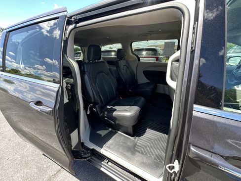 Used 2020 Chrysler Pacifica Touring-L Plus FWD image 8