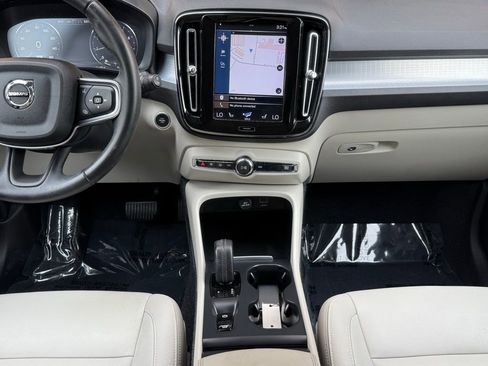Used 2021 Volvo XC40 T5 Momentum w/ Premium Package image 32