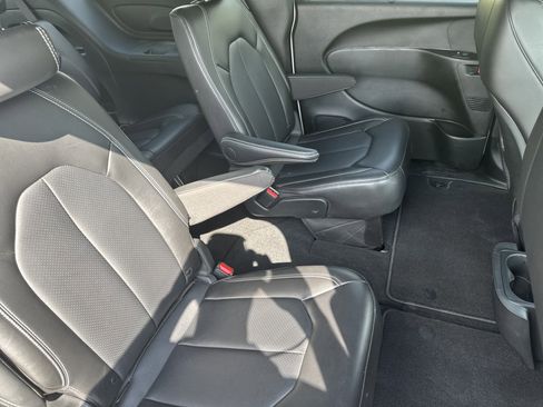 Used 2024 Chrysler Pacifica Touring-L w/ S Appearance Package image 27