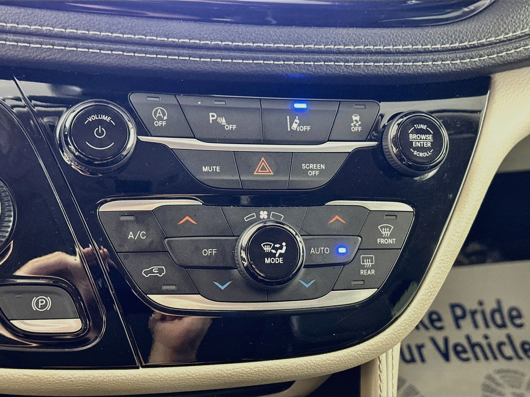 Used 2023 Chrysler Pacifica Limited FWD image 16