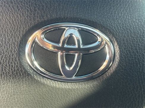 Used 2022 Toyota Avalon Limited image 26