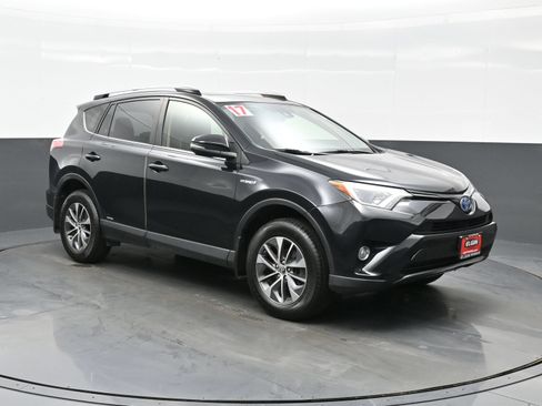 Used 2017 Toyota RAV4 XLE w/ All Weather Liner Package AWD/4WD image 8