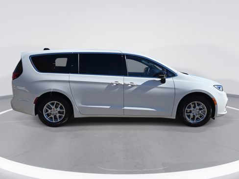 New 2026 Chrysler Pacifica Select image 4