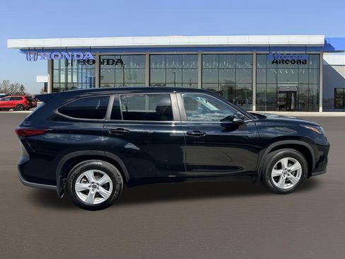 Used 2023 Toyota Highlander LE AWD/4WD image 6