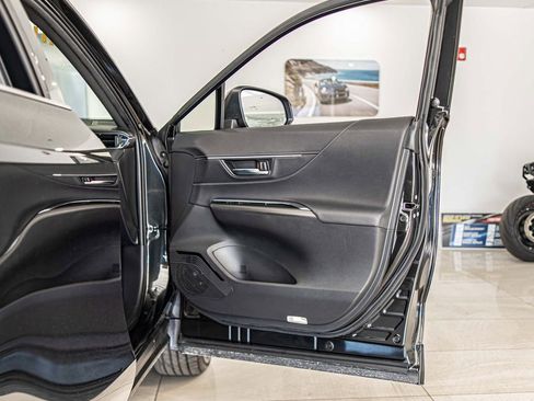 Used 2022 Toyota Venza XLE image 41