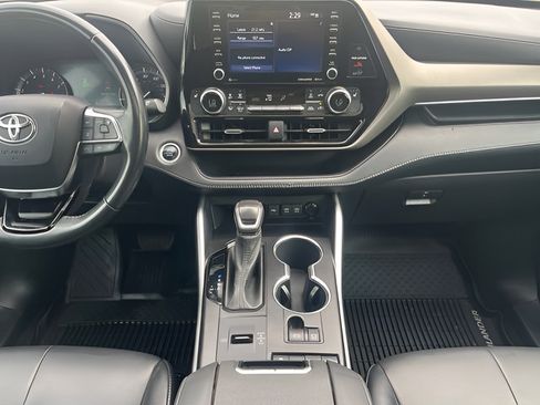 Used 2021 Toyota Highlander XLE FWD image 25