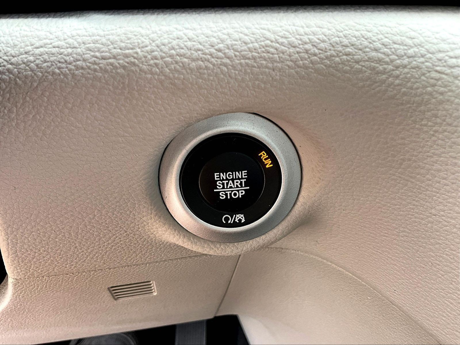 Used 2022 Chrysler Pacifica Touring-L FWD image 36