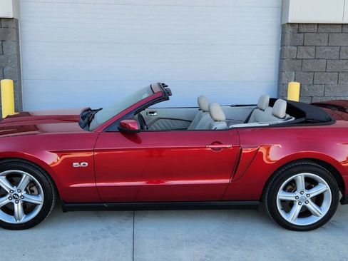 Used 2011 Ford Mustang GT Premium image 2