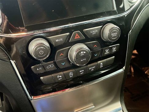 Used 2022 Jeep Grand Cherokee Laredo X image 16