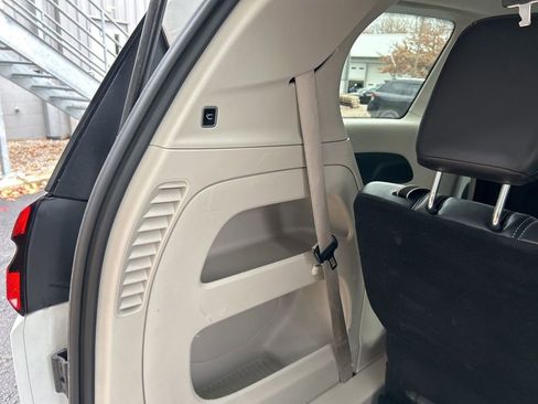 Certified 2024 Chrysler Pacifica Touring-L image 32