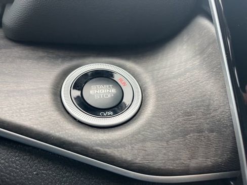 Used 2025 Jeep Grand Cherokee L Limited w/ Luxury Tech Group II image 30