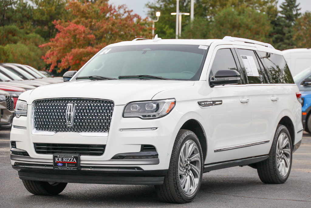 Used 2024 Lincoln Navigator Premiere AWD/4WD image 2