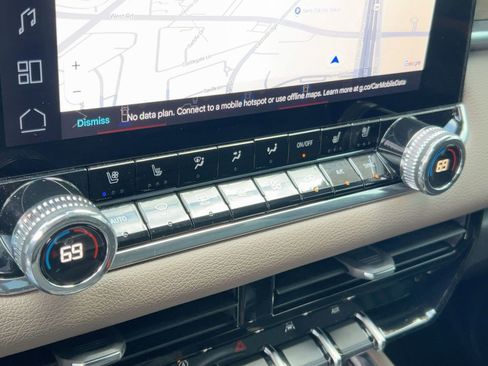 Used 2024 GMC Canyon Denali image 17