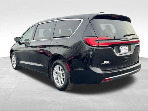 Used 2024 Chrysler Pacifica Touring-L image 6