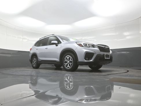 Used 2019 Subaru Forester Premium AWD/4WD image 9