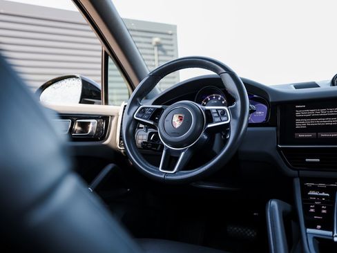 Certified 2023 Porsche Cayenne Platinum Edition image 26