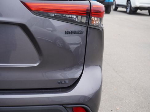 Used 2022 Toyota Highlander XLE image 11