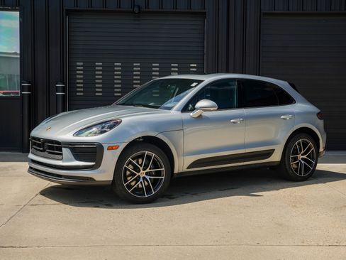 Certified 2025 Porsche Macan image 1