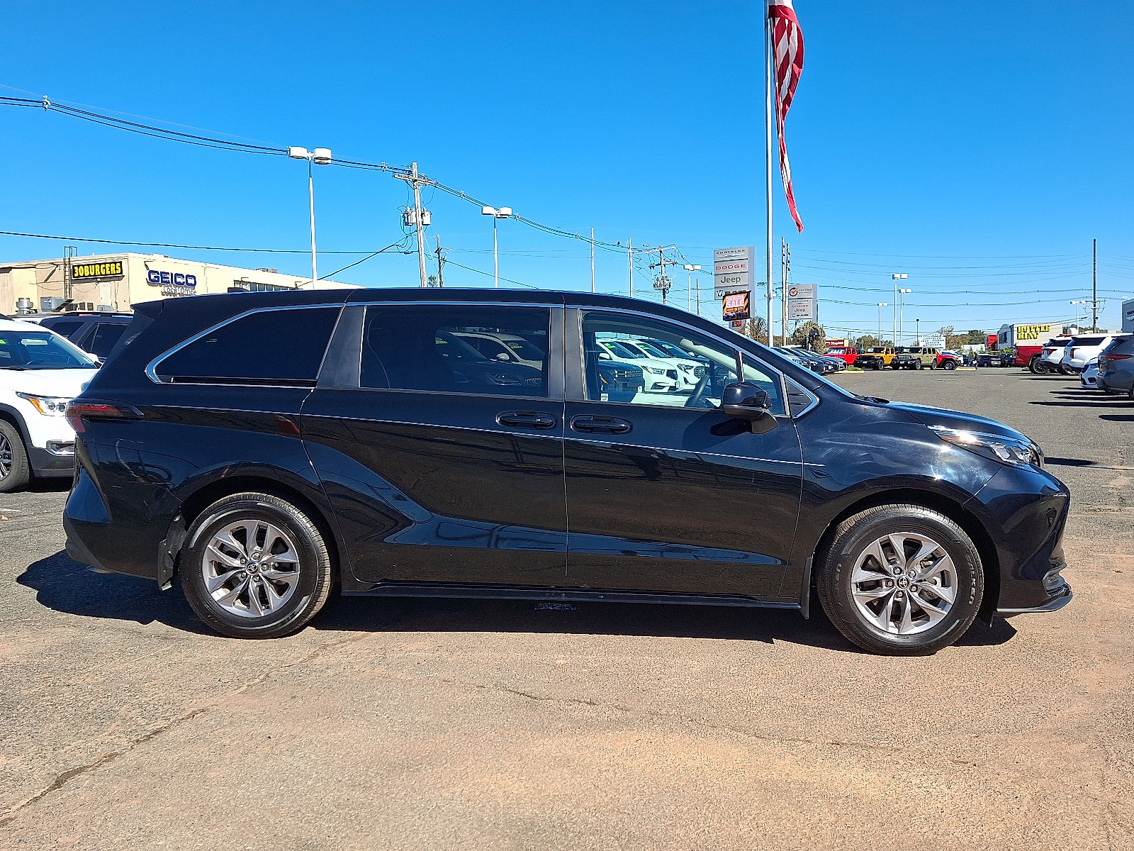 Certified 2025 Toyota Sienna LE AWD/4WD image 8