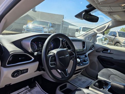 Used 2022 Chrysler Pacifica Touring-L FWD image 8