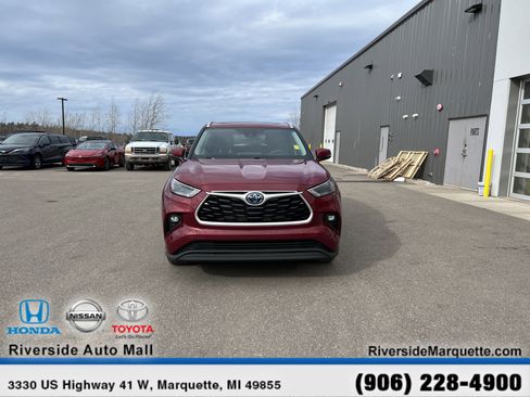 Used 2022 Toyota Highlander XLE image 2