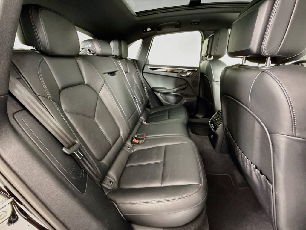 Certified 2025 Porsche Macan AWD/4WD image 29