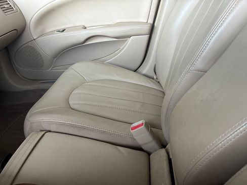 Used 2011 Buick Lucerne CXL FWD image 28