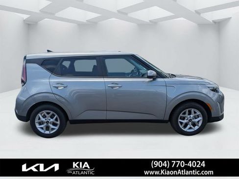 Used 2025 Kia Soul LX w/ LX Technology Package FWD image 2