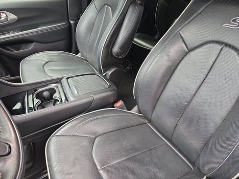Used 2021 Chrysler Pacifica Limited w/ Uconnect Theater Family Group FWD image 15