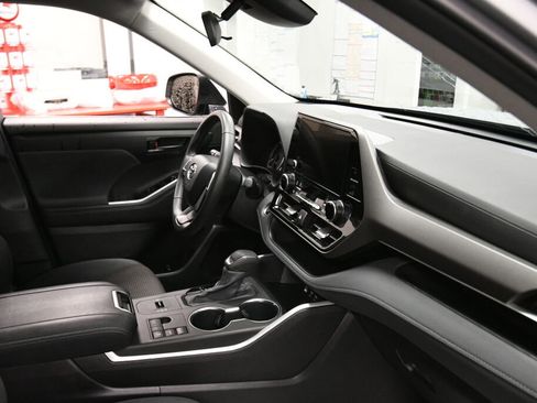 Certified 2025 Toyota Highlander LE image 31