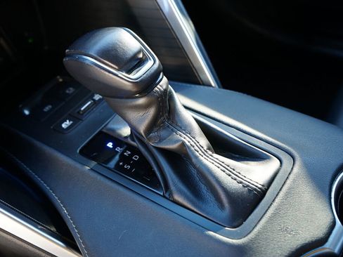 Used 2023 Toyota Venza XLE image 21