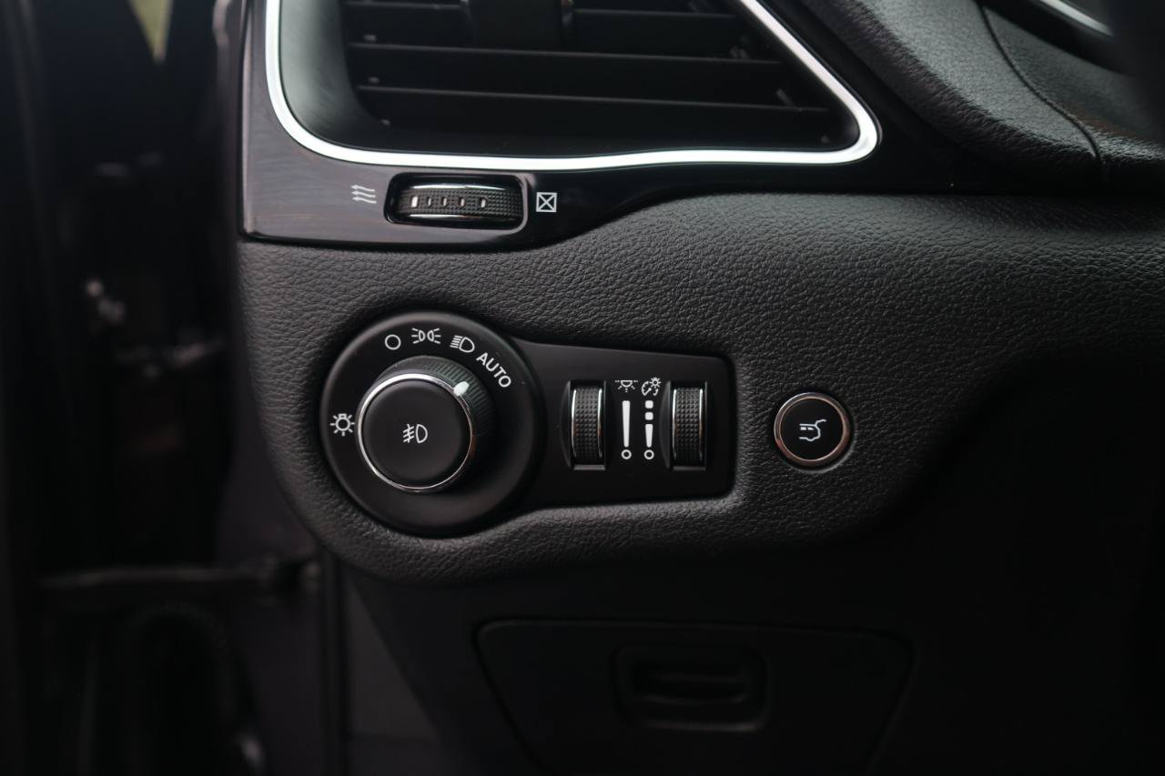 Used 2019 Jeep Cherokee Latitude Plus AWD/4WD image 24