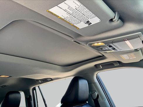 Used 2022 Toyota Highlander XLE FWD image 13