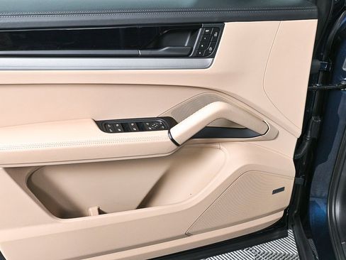 Certified 2025 Porsche Cayenne S image 9