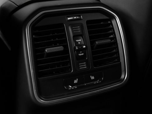 Used 2025 Porsche Macan image 40